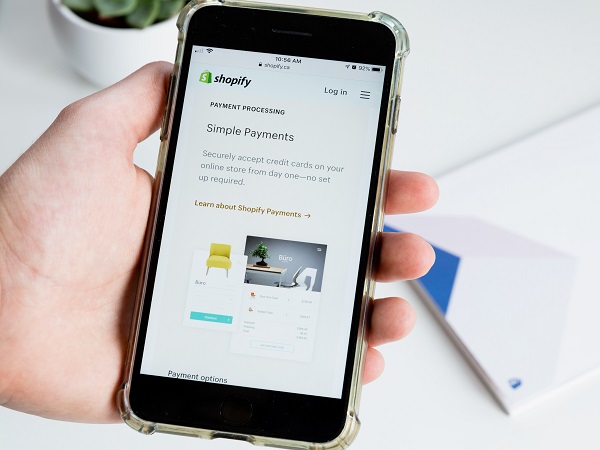 [eMarketer] Shopify focuses on growing merchant solutions revenues to offset slowing GMV growth.